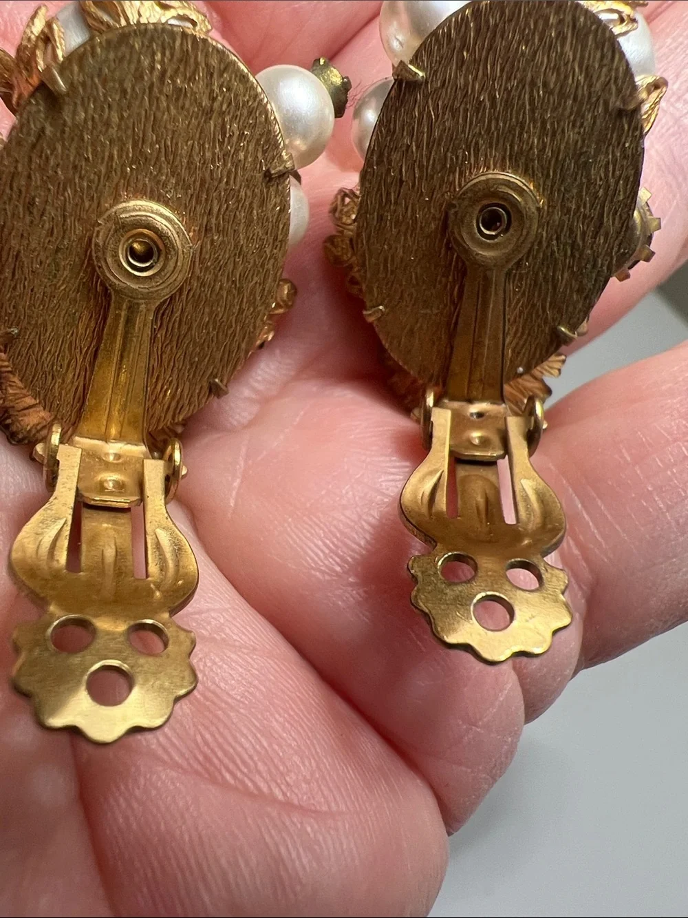 Elaborate Gold-Tone Pearl & Crystal Clip-On Earrings. Estate Vintage - Picture 11 of 14